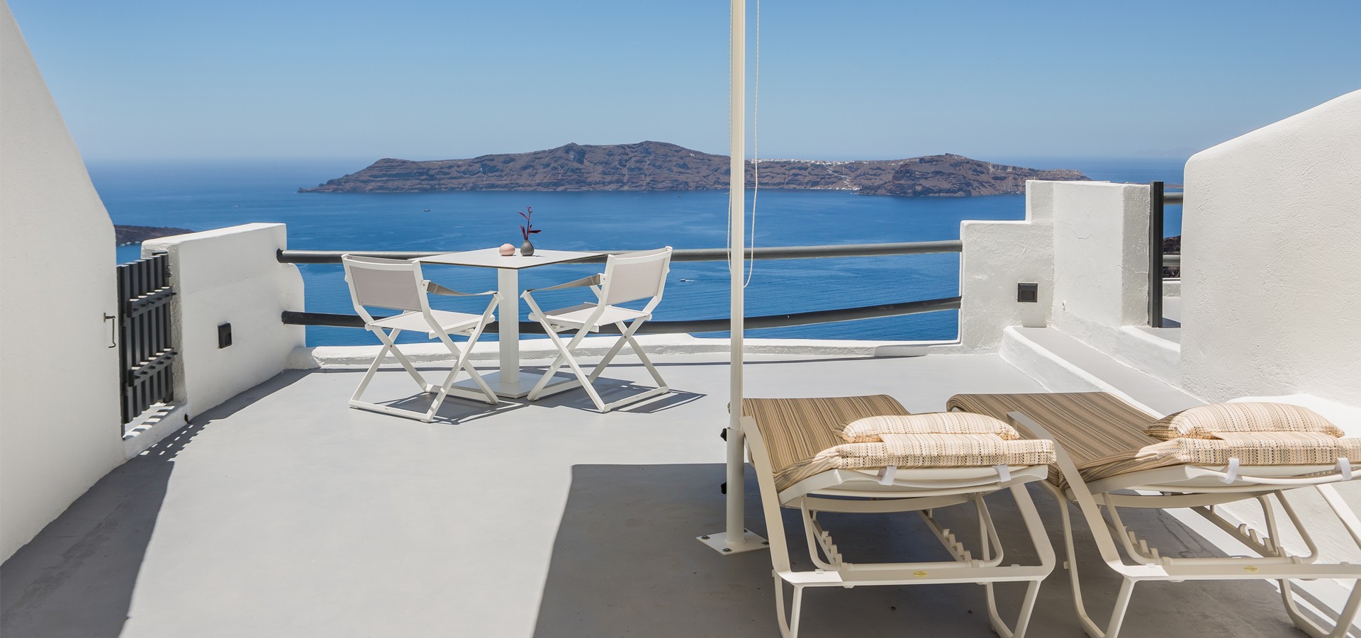 Location | Santorini, Firostefani | Sun Rocks Hotel & Suites